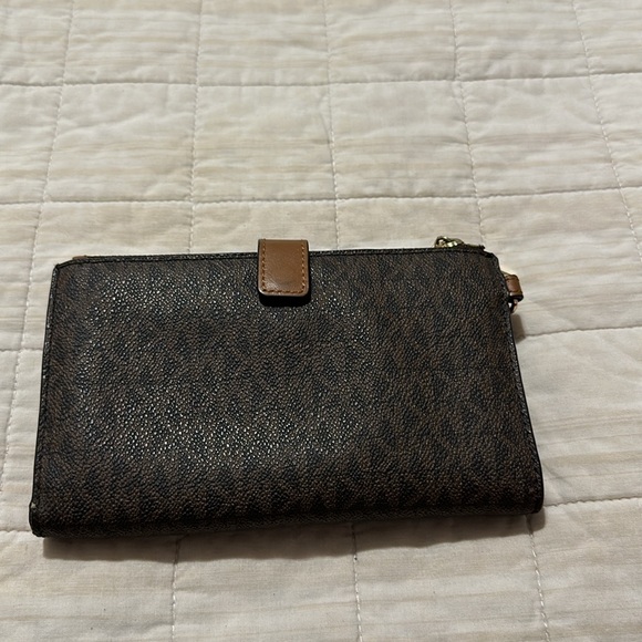 Michael Kors Classic Brown Logo Pocket Book - Picture 6 of 6
